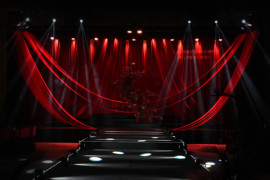 “幕布垂落处 爱意尽显”婚礼图片