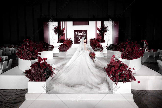纯白与波尔多红-白室内简洁婚礼照片