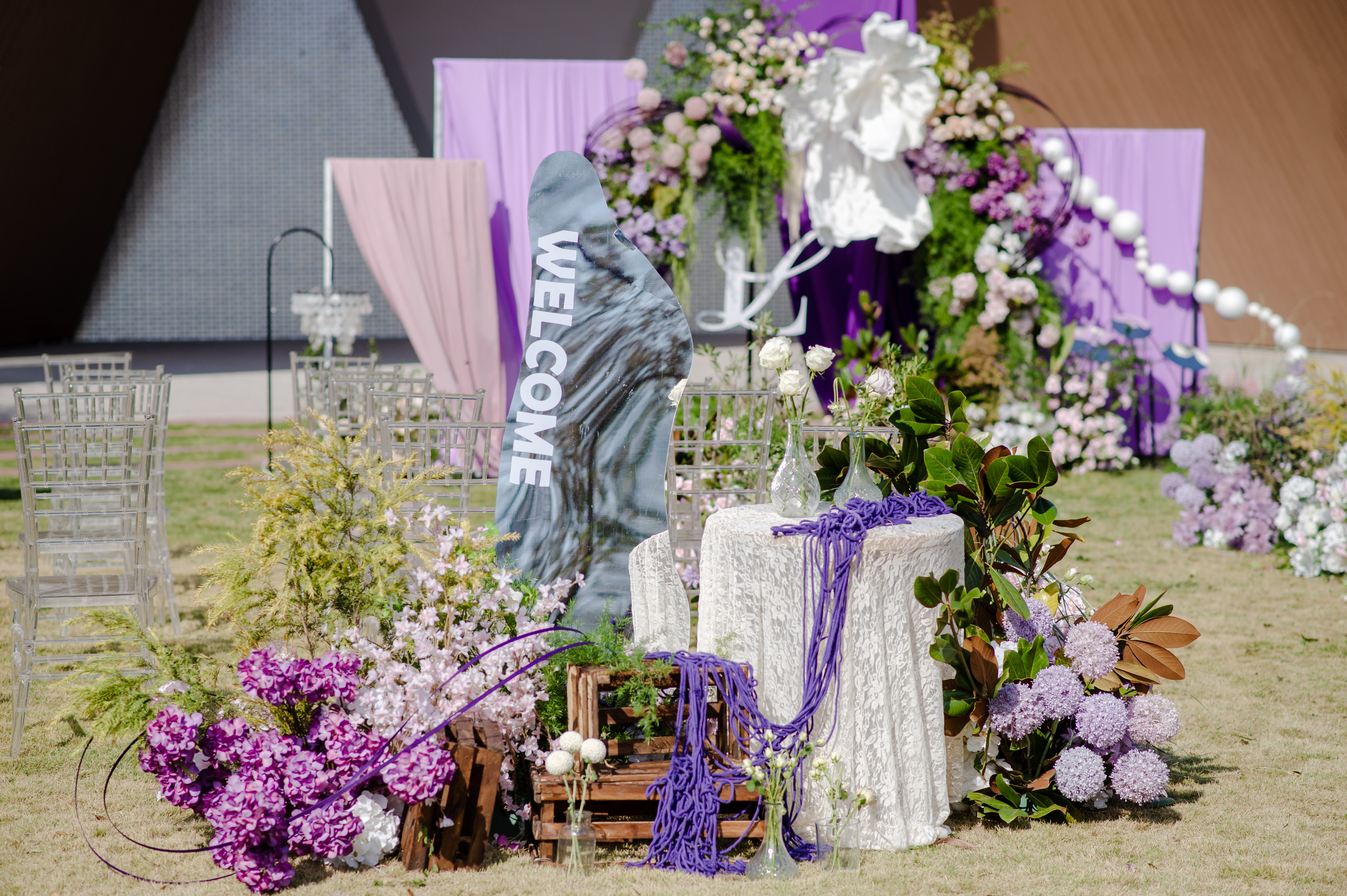 经典紫色草坪婚礼/ 极致浪漫粉色主题草坪小众现场布置图片_效果图