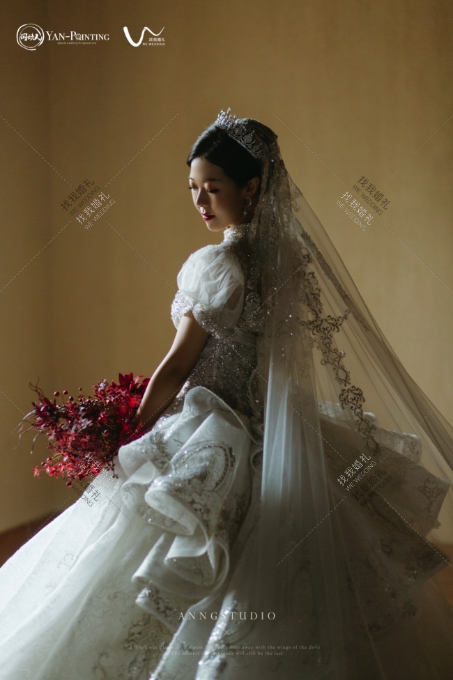 古堡婚礼|加冕的公主-红室内复古婚礼照片