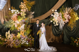 公园里的风和树叶，奔跑的小狗，身边的爱人婚礼图片