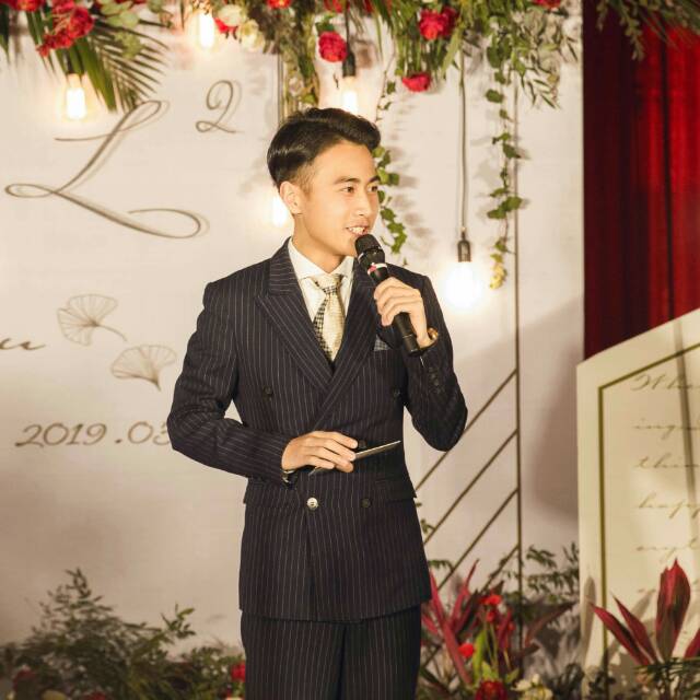 主持人-杨若