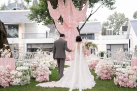 属于树下的粉色浪漫婚礼图片