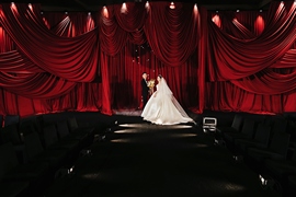 红幕婚礼图片